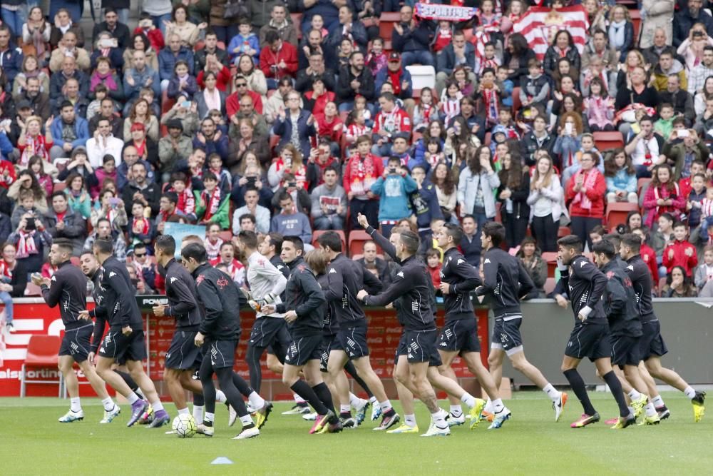 La afición arropa al Sporting en su último entrenamiento de la temporada