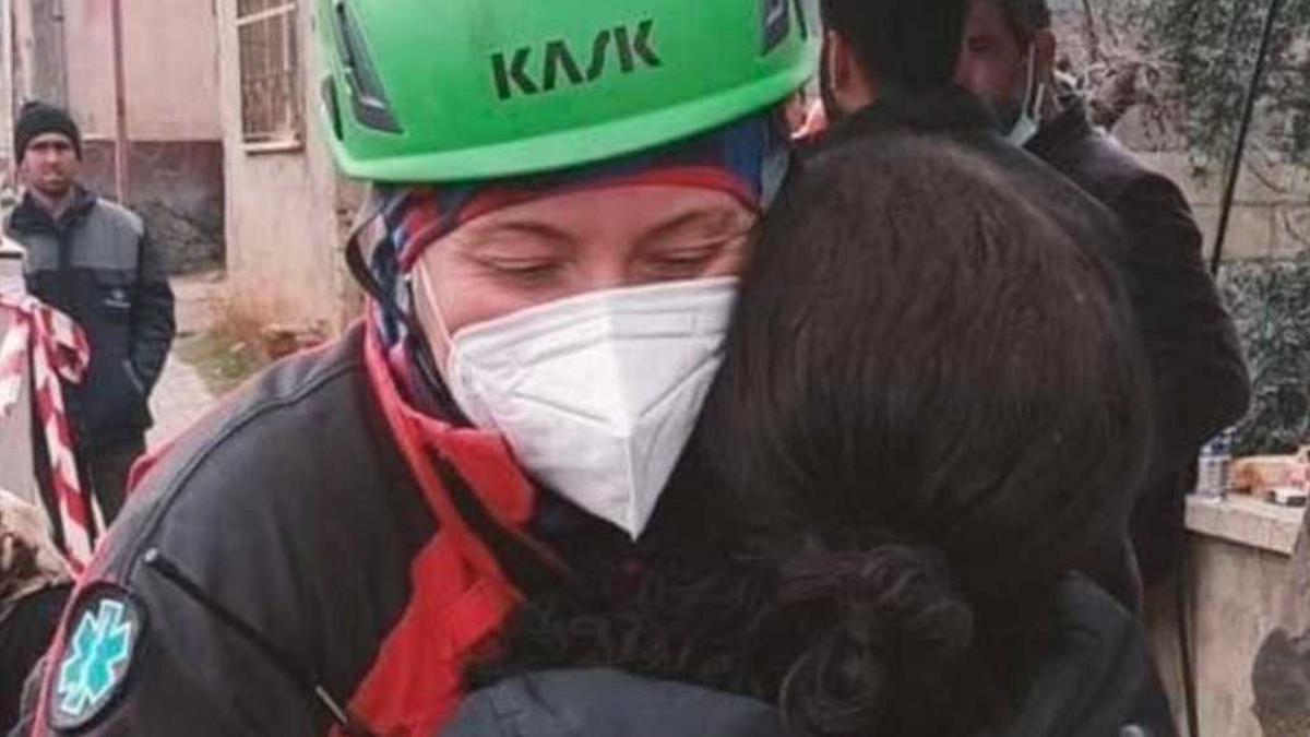 Eva Pérez treballant a la zona del terratrèmol.