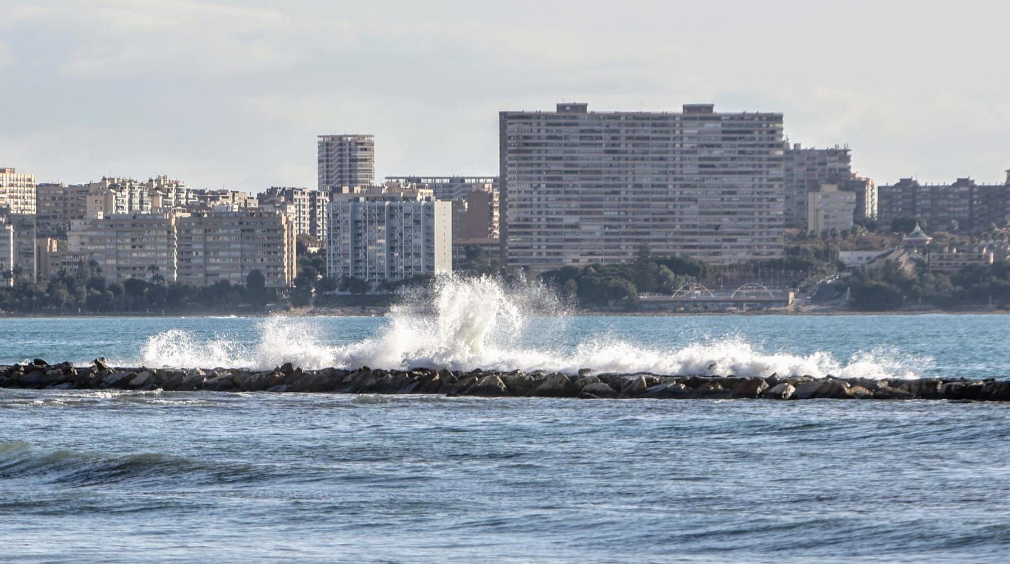 El temporal de Isaack golpea la playa del Postiguet de Alicante