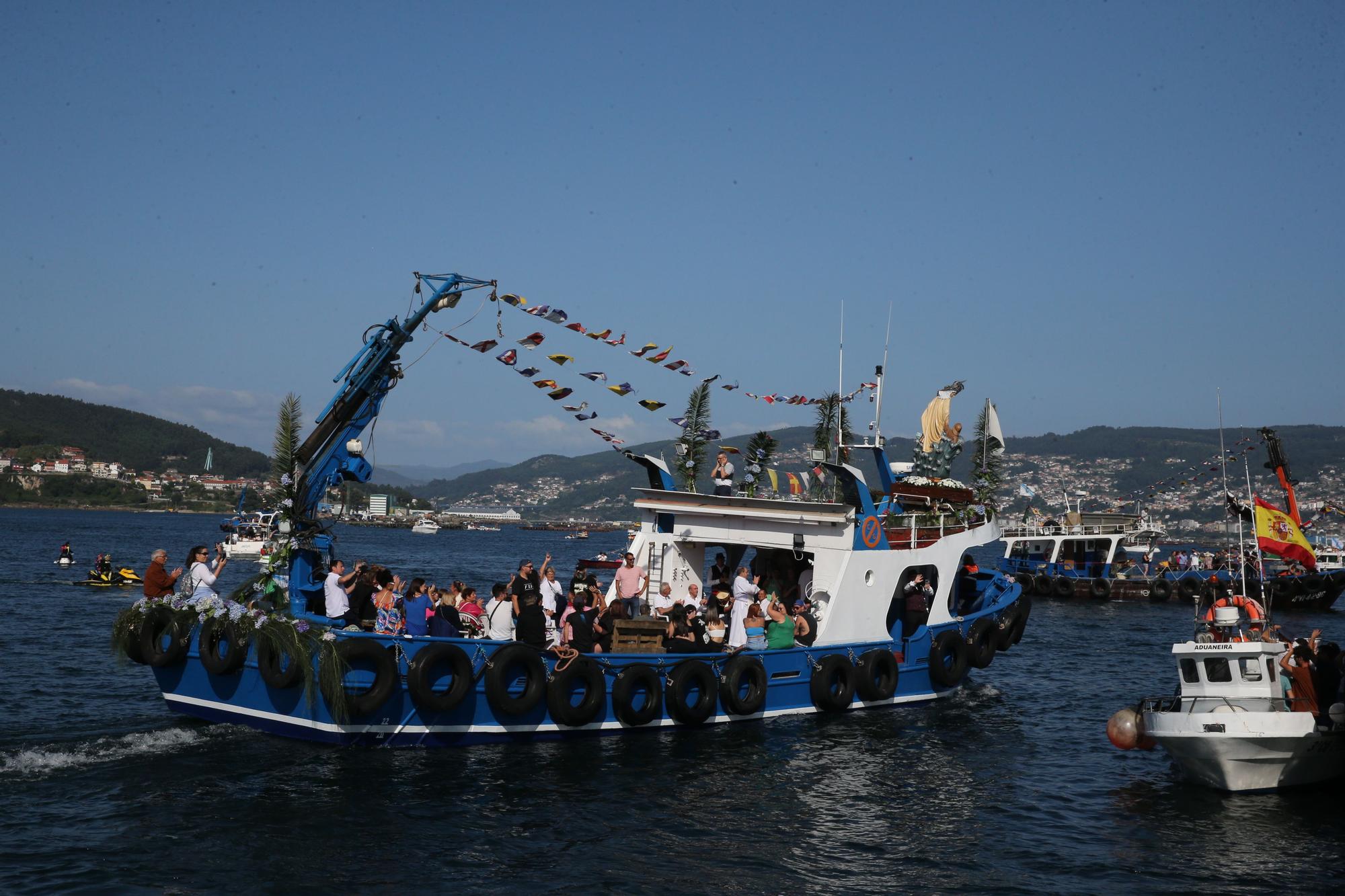 Decenas de barcos en la procesión marítima de Moaña