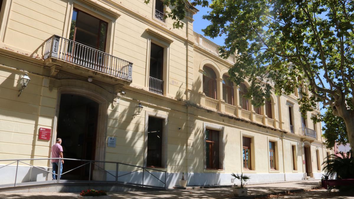 Edificio histórico de la Escola de Teixits de Canet de Mar.