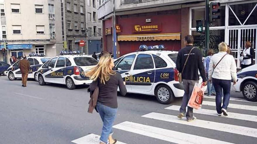 Vehículos de la Policía Nacional estacionados a la salida de la calle Asturias.