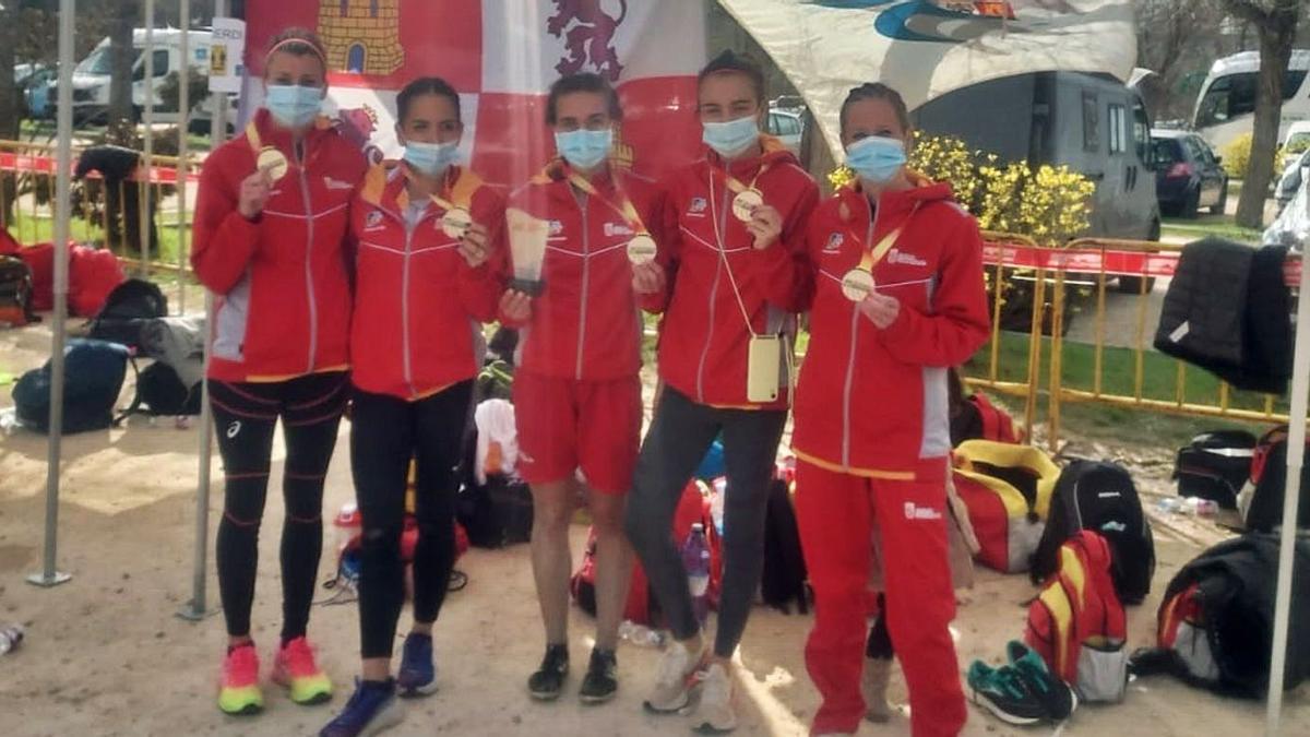 El equipo femenino, con su plata. | Cedida