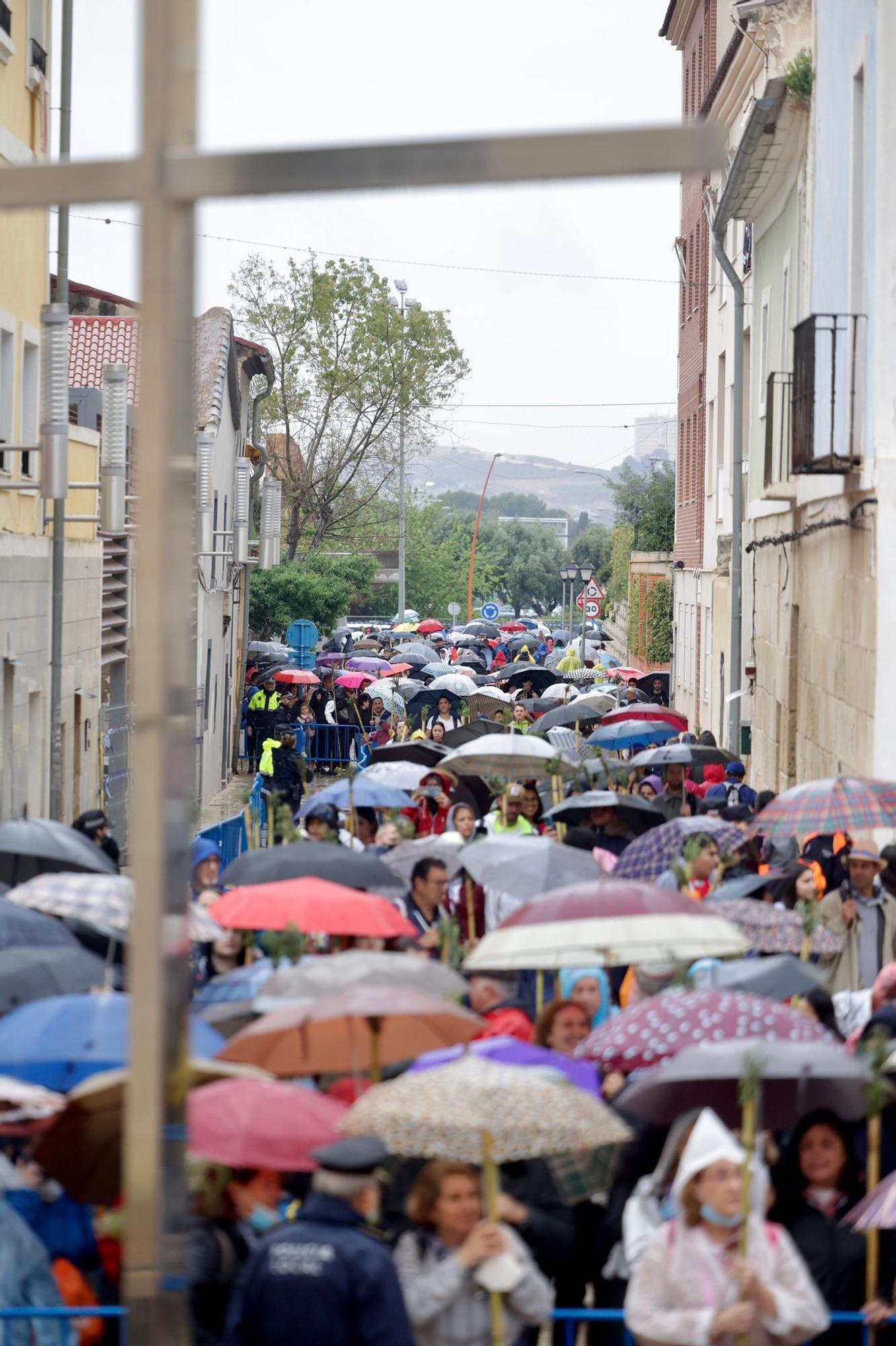 Miles de alicantinos acompañan a la Santa Faz en su peregrinación pese a la lluvia