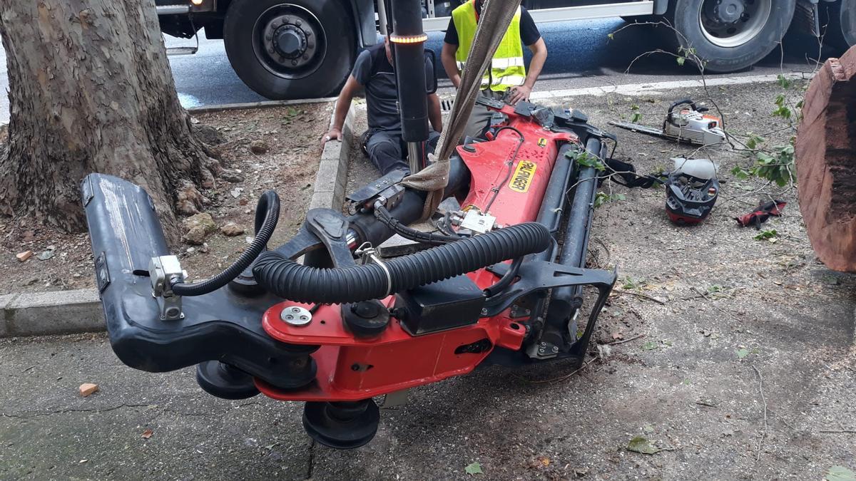 Un operario que talaba los plataneros de la Albereda, herido grave al caerle encima una pieza de la grúa