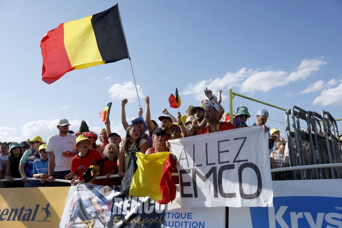 Un grupo de fans animal al campeón Evenepoel con la bandera de Bélgica y pancarta. Un grupo de fans animal al campeón Evenepoel con la bandera de Bélgica y pancarta.