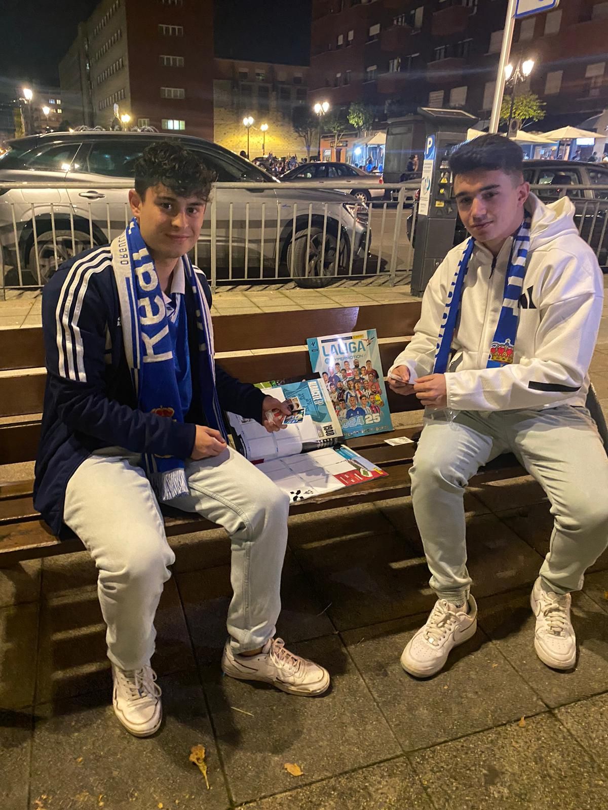 Así se vive en Asturias el boom del álbum de cromos de Segunda División