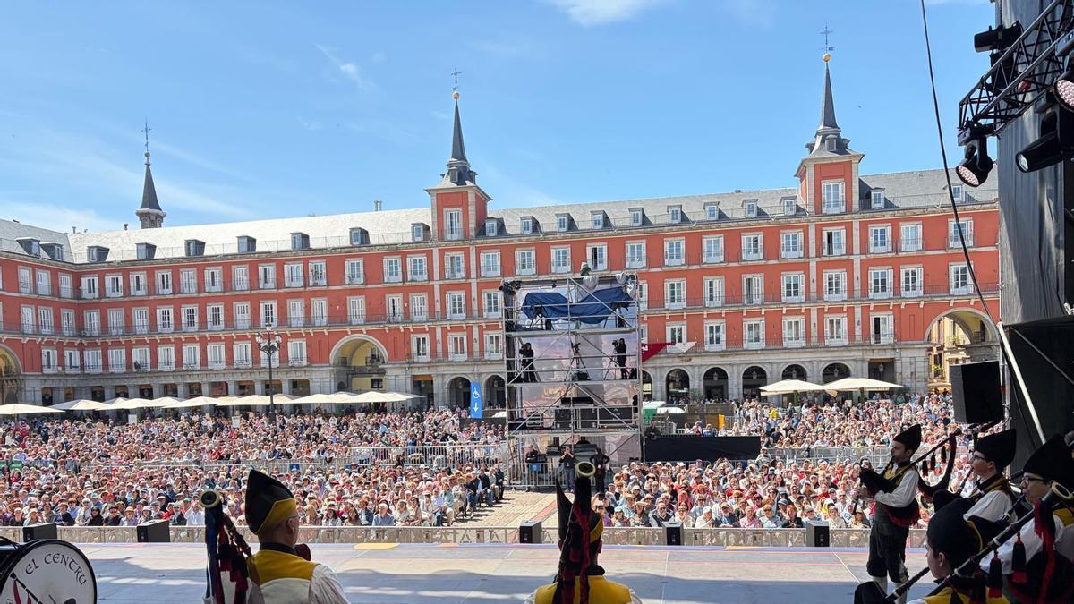 La plaza Mayor, en Madrid, abarrotada durante la actuación del Centro Asturiano de Madrid
