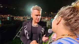 Robbie Williams hace realidad el sueño de dos tinerfeñas: bajó del escenario, habló con ellas y les dedicó una canción