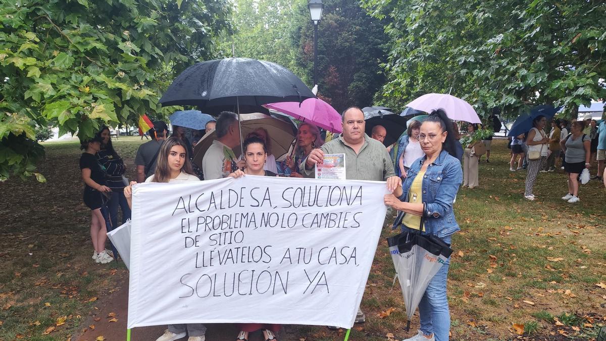 Miembros de la Agrupación de Vecinos del Barrio de la Calzada y el Natahoyo en la protesta convocada este jueves
