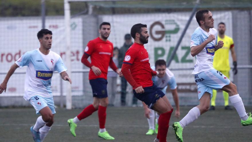 Santi Figueroa se lleva un balón de cabeza en una acción delante de Félix y con Javi Sandá en segundo término. |  // JOSÉ LORES