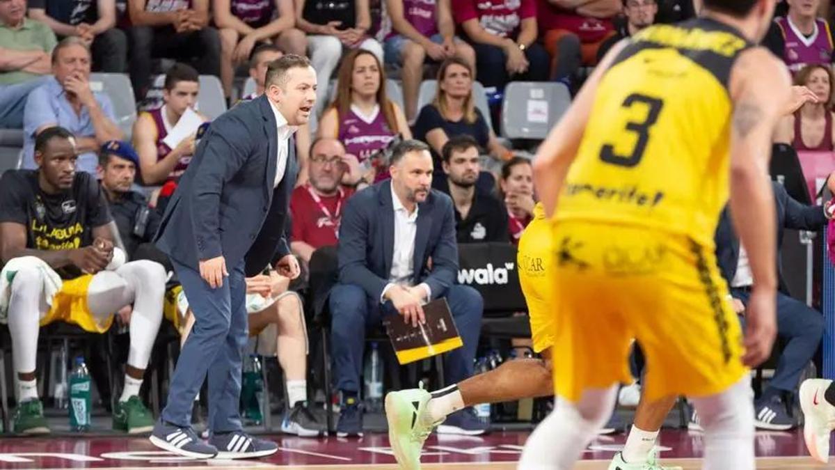 Ante la ausencia de Vidorreta, Juan Gatti ejerció como primer entrenador en el partido de vuelta.