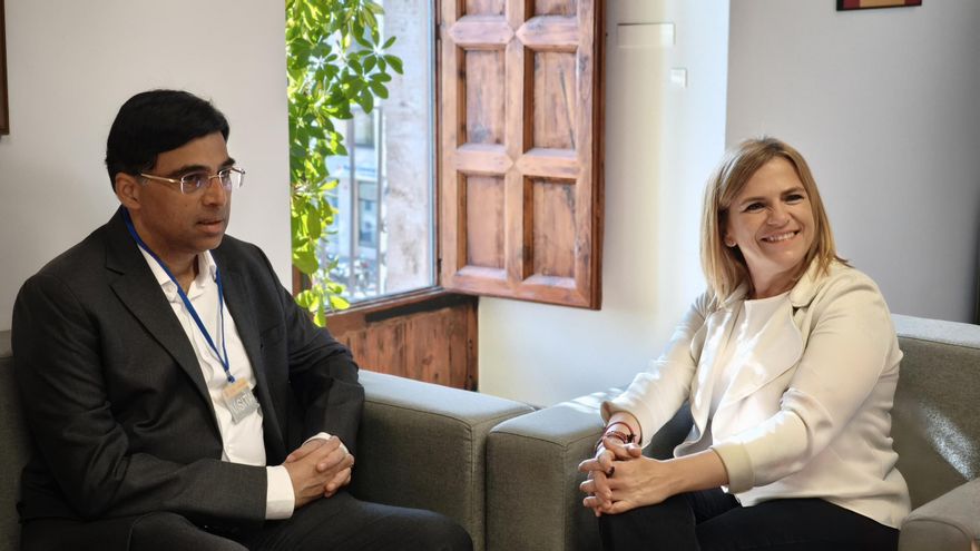 Pilar Bernabé recibe al ajedrecista cinco veces campeón del mundo Viswanathan Anand