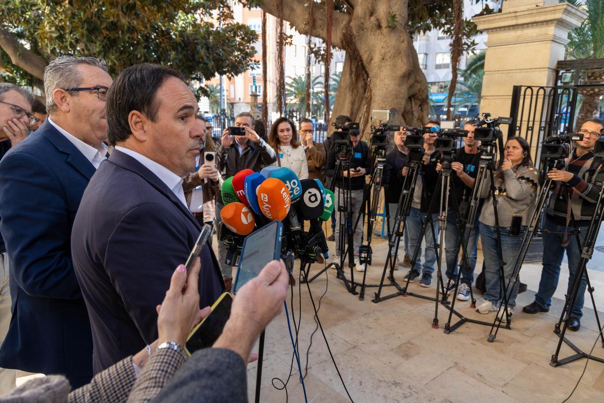 Juanfran Perez Llorca - visita la diputacion de Alicante como nuevo presidente de la Generalitat Valenciana - mesa del agua - salon de plenos - Alicante