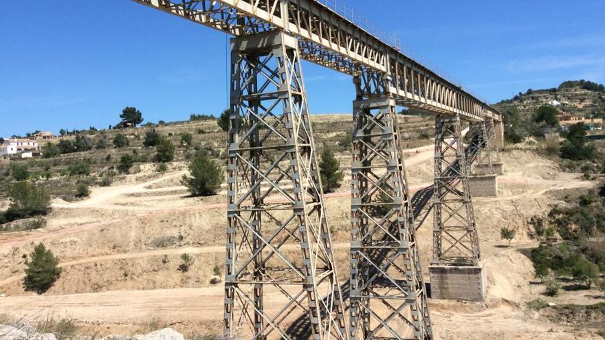 Viaducto del Quisi, el único de la Comunidad con las pilastras metálicas además del tablero.