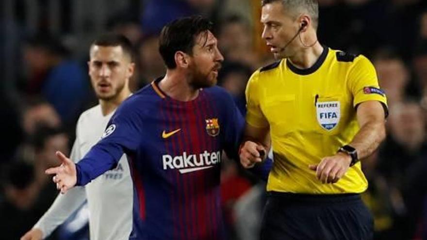 Leo Messi, parlant anit amb l&#039;àrbitre del partit.