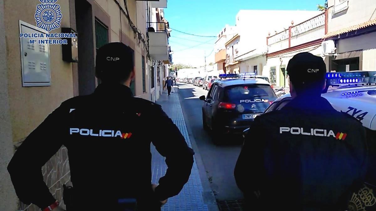 Agentes de la Policía Nacional en una investigación / PN