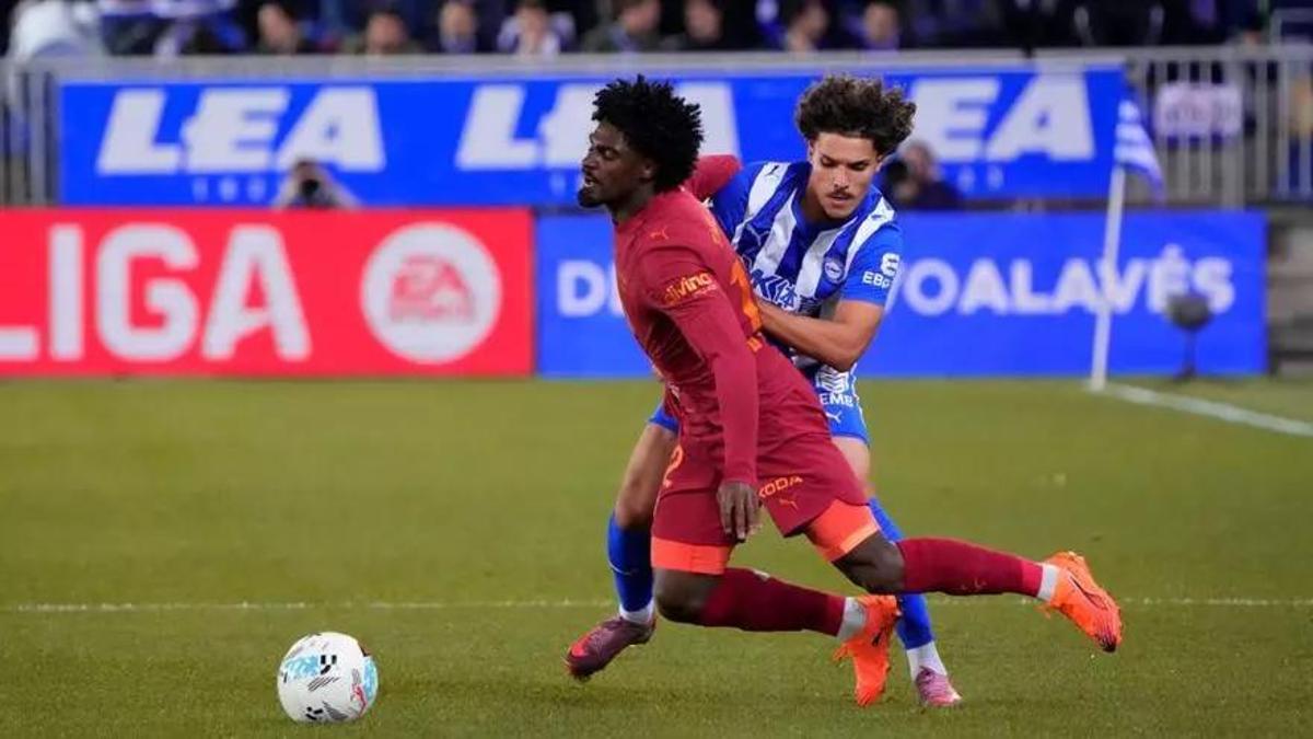 Thierry Correia cae ante Youssef Enriquez durante un partido de LaLiga frente al Alavés en Mendizorrotza