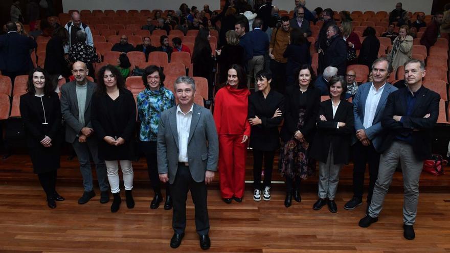 Ricardo Cao, ayer, junto a los miembros de su candidatura durante la presentación de su proyecto.  |  // VÍCTOR ECHAVE