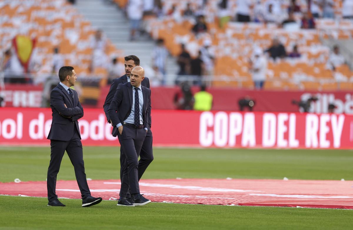 El equipo arbitral, en el paseo previo al partido por el estadio de La Cartuja