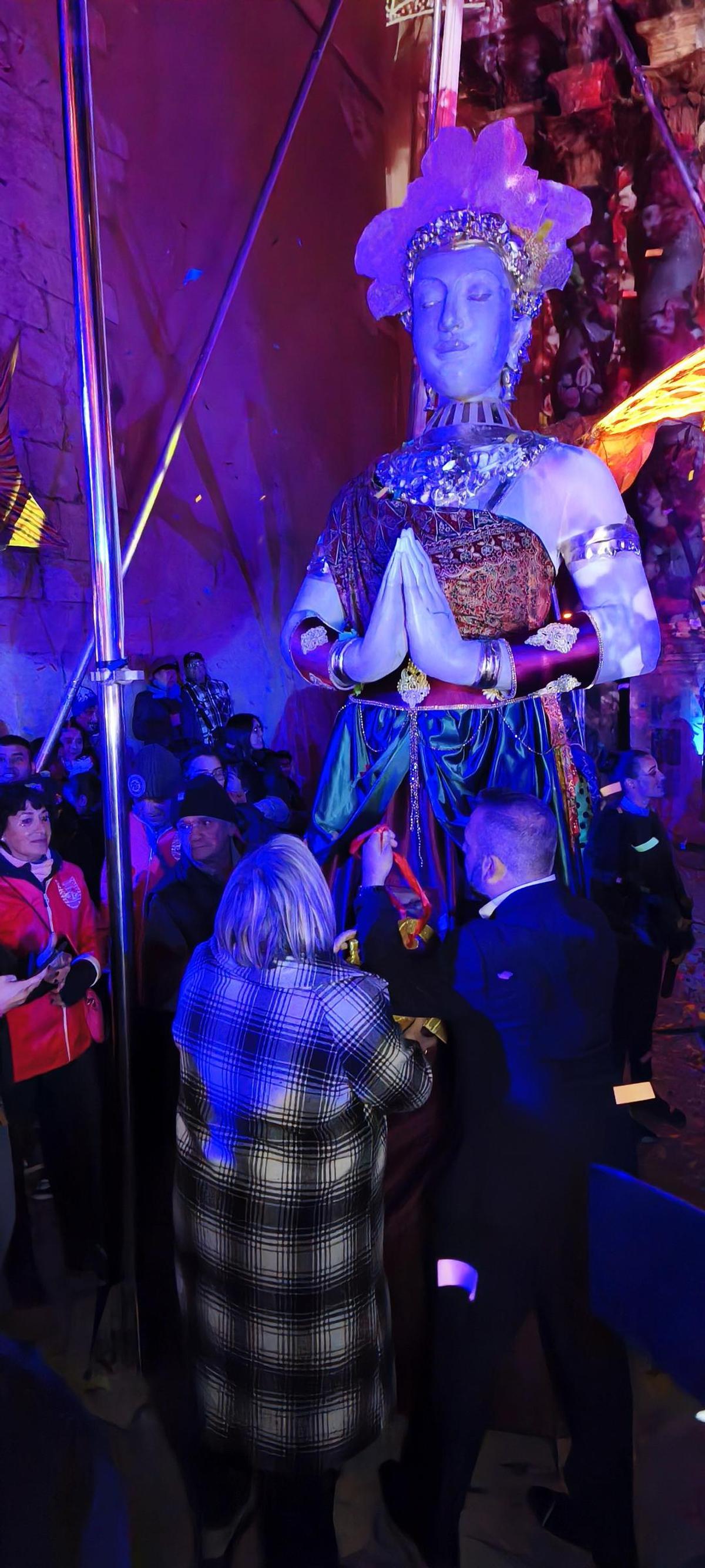 La alcaldesa de Vinaròs, Maria Dolores Miralles, junto al presidente de la Comisión Organizadora, Christian Rubio, procedieron a entregar de manera simbólica la llave de la ciudad a su majestad Carnestoltes.