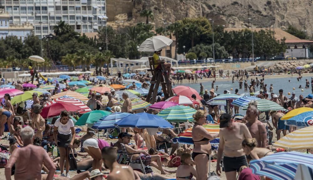 La playa del Postiguet, llena por las altas temperaturas