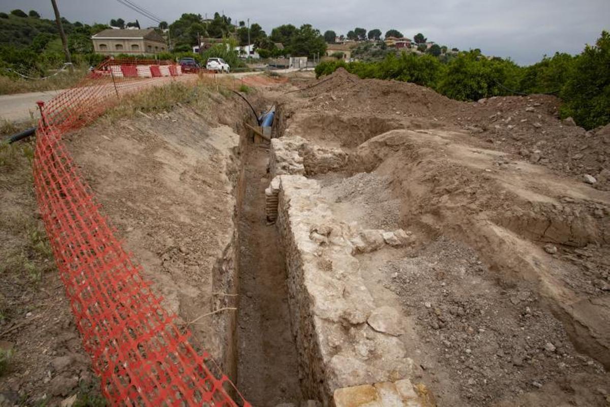 Estructura de piedra descubierta en las inmediaciones de la Acequia Real del Júcar. | PERALES IBORRA