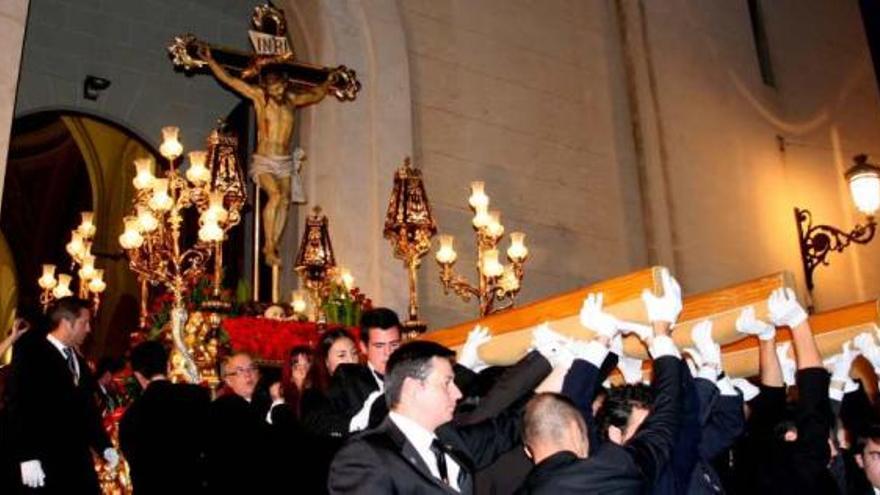 El Cristo del Buen Suceso saliendo de la iglesia de Santa Ana para iniciar la solemne procesión que cerró las Fiestas Mayores.