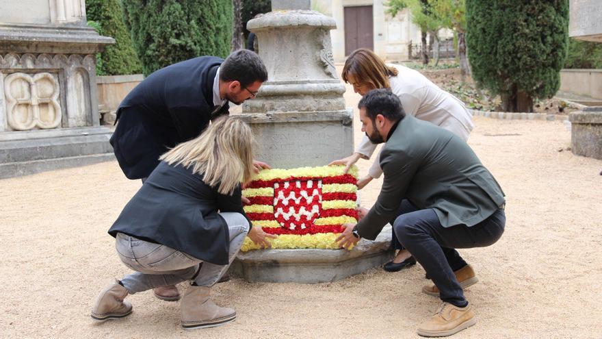 Girona recorda els difunts amb una ofrena floral al cementiri vell