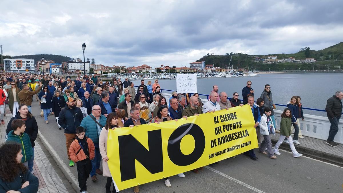 En imágenes: cientos de personas se manifiestan en Ribadesella para exigir al Ministerio una alternativa mientras duren las obras del puente