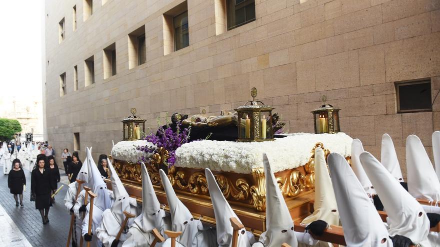 Luto negro y blanco en un Sábado Santo consagrado al Yacente y al dolor de la Virgen