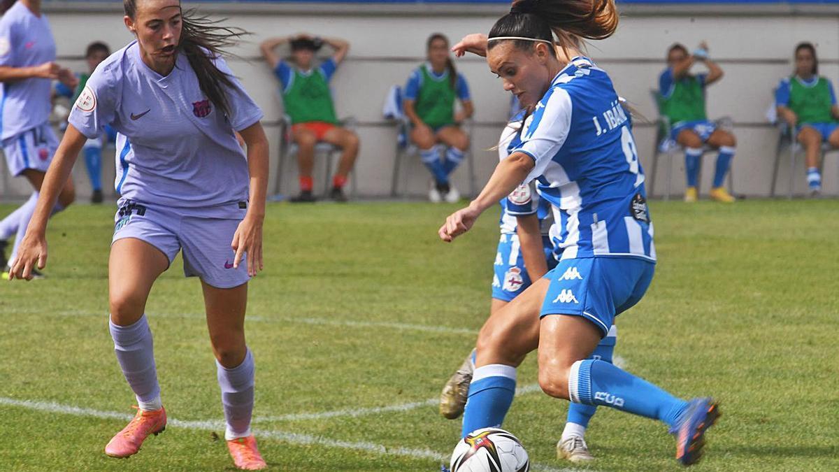 La deportivista Jone Ibáñez golpea el balón durante el partido contra el Barça B en Abegondo. |  // C. PARDELLAS