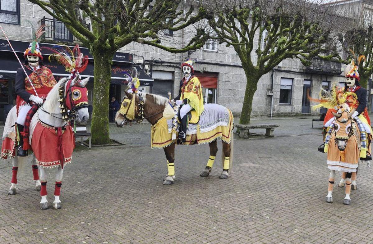 Los cabaleiros de A Feira, este domingo en la Plaza de Salceda. | GABINO PORTO
