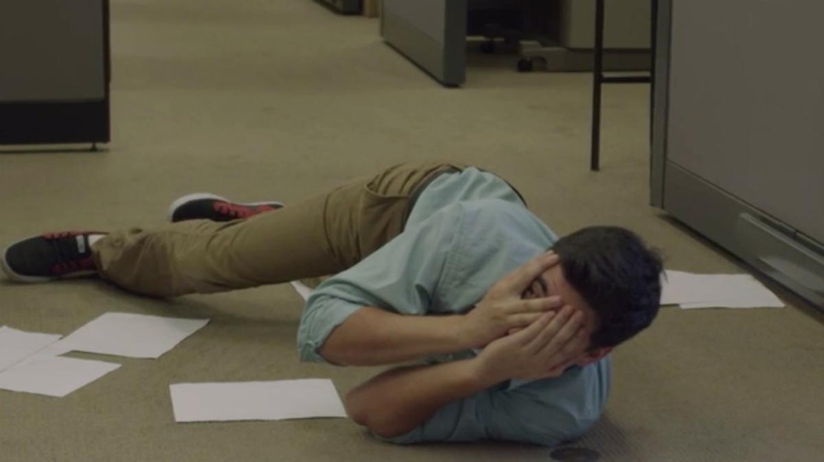 Vídeo que parodia les reaccions exagerades dels futbolistes.