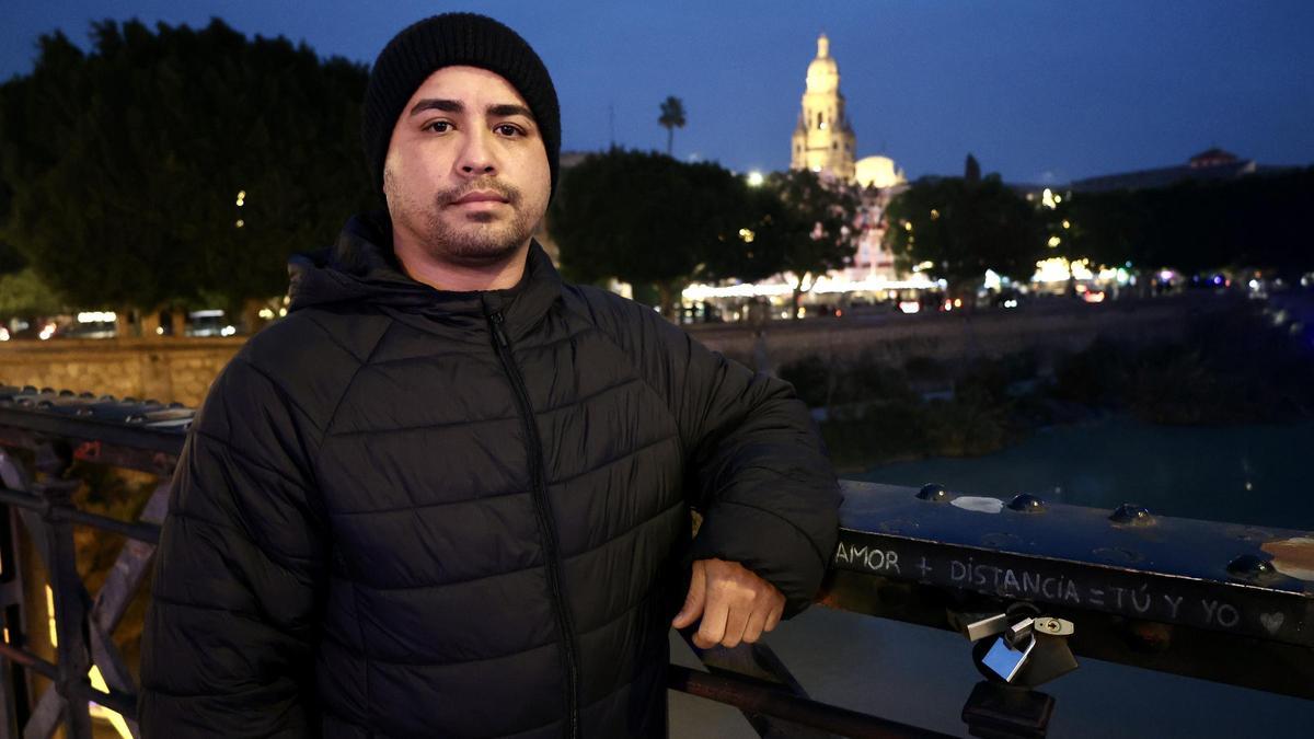 Freddy Pernalete, antiguo policía en Venezuela, fotografiado este sábado junto al río en Murcia.