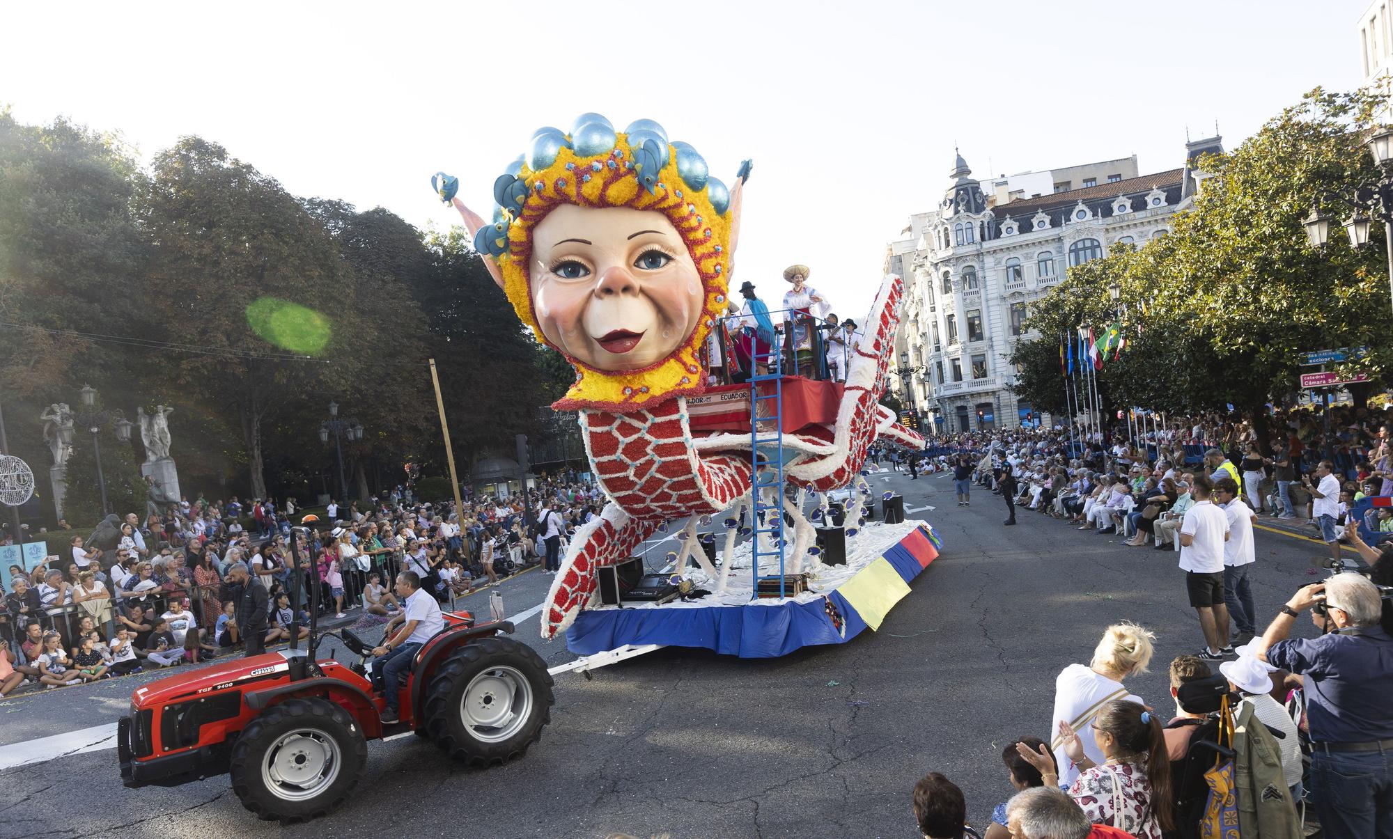 En Imágenes: El Desfile del Día de América llena las calles de Oviedo en una tarde veraniega