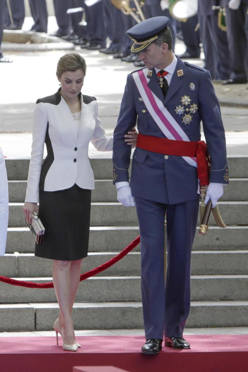 Los Reyes en su llegada al acto de homenaje en el Día de las Fuerzas Armadas