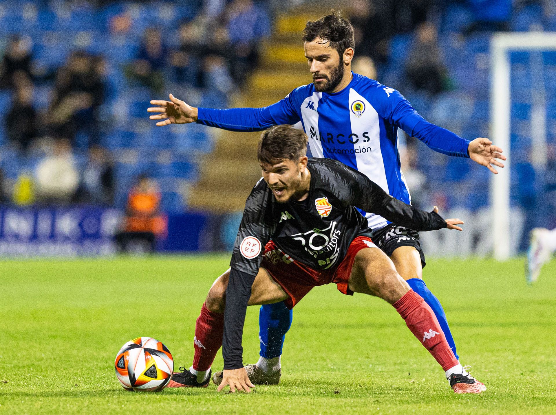 Samu Vázquez da los tres puntos al Hércules