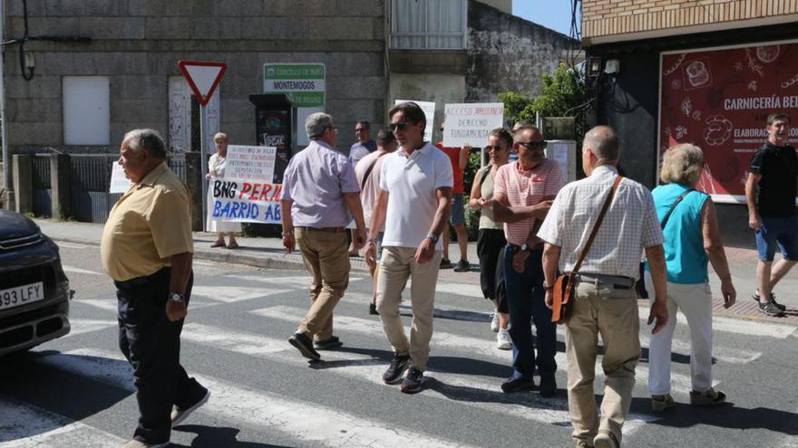 Vecinos de A Roza cortan el tráfico para exigir mejoras en el barrio a las administraciones
