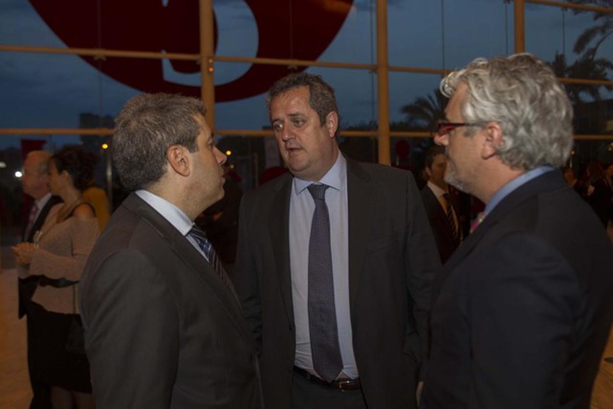 De izquierda a derecha, el ’conseller’ Francesc Homs, el primer teniente de alcalde de Barcelona Joaquim Forn y Josep Martí, secretario de Comunicació del Govern.