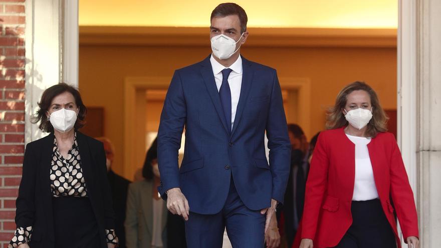 Pedro Sánchez junto a Carmen Calvo y Nadia Calviño.