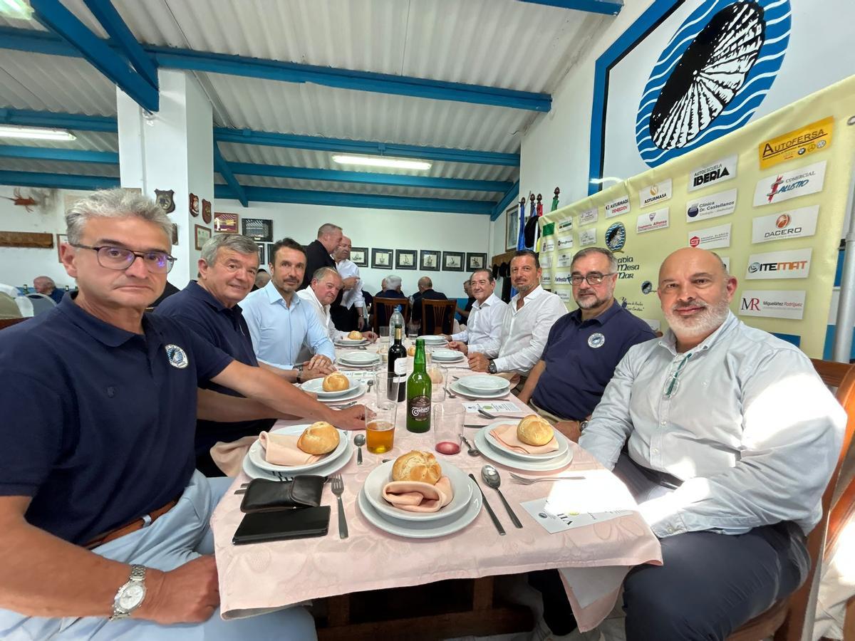 EN IMÁGENES: Carlos Suárez, fundador de La Chalana, recibe en Salinas el premio "Manzana de la buena mesa de la mar"