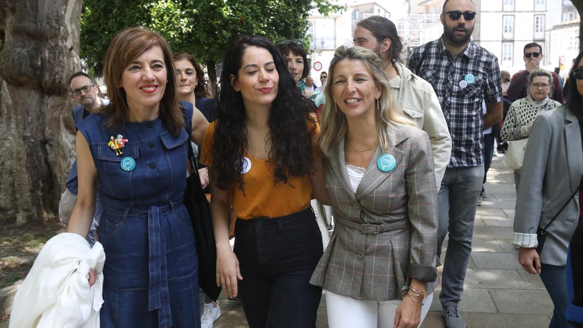 Marta Lois, a la izquierda, junto a Yolanda Díaz, en Santiago.