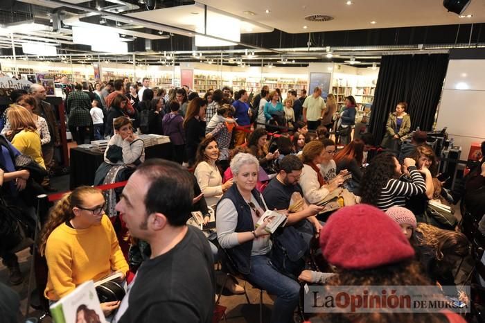 Rozalén, en la firma de discos y libros en FNAC