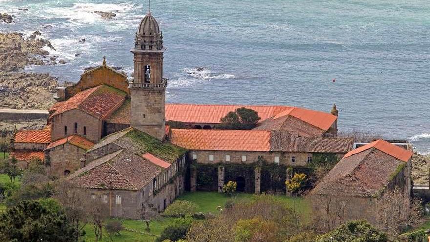 Vista panorámica del monasterio de Oia. // Marta G. Brea