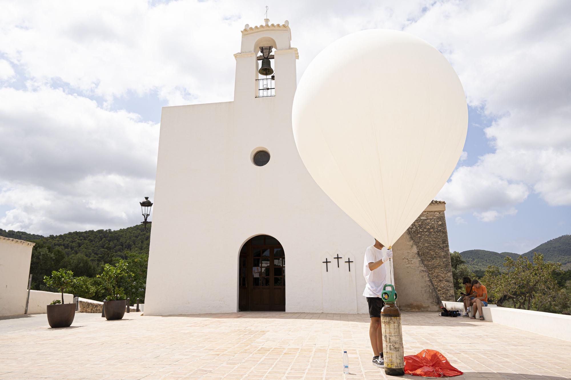 Lanzan a la atmósfera un nano satélite que recogerá muestras ambientales en Ibiza.