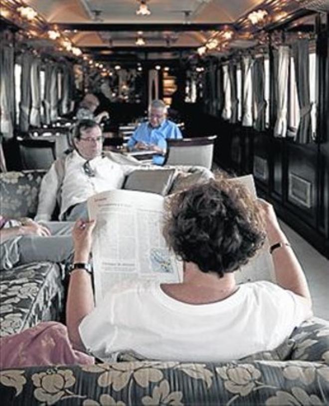 Pasajeros en el tren turístico Al Andalus en su ruta ibérica que va de Madrid a Zaragoza.