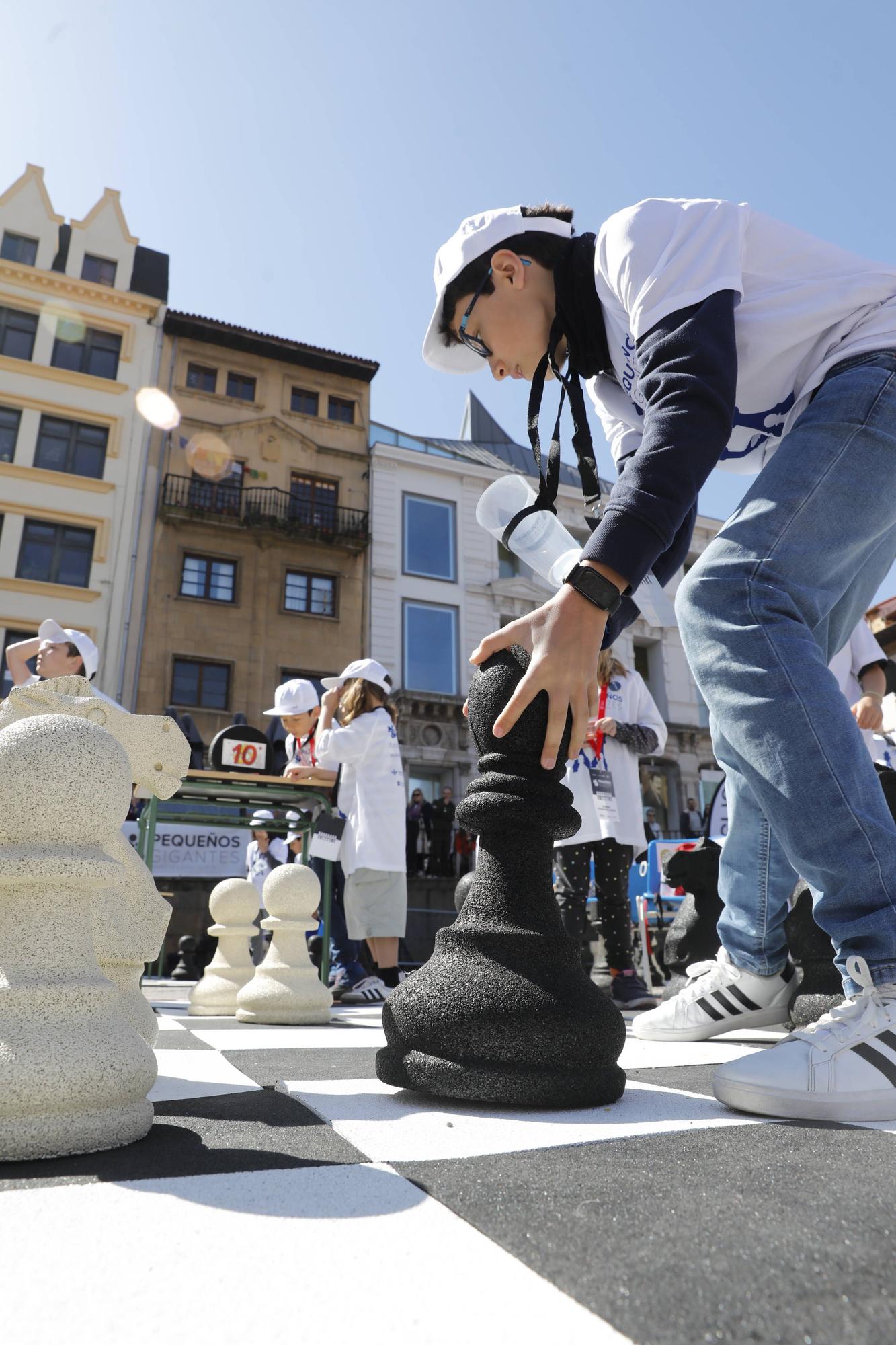 Así fue el torneo de ajedrez con piezas gigantes celebrado en la plaza de la Catedral