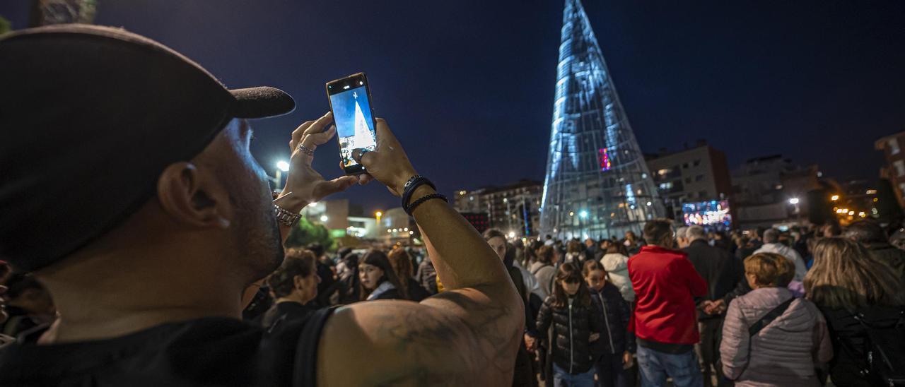 El 'superárbol' de Navidad de Badalona. Badalona ha encendido ya las más de 82.000 luces píxel que componen su tan mediático ‘superárbol’ de Navidad.