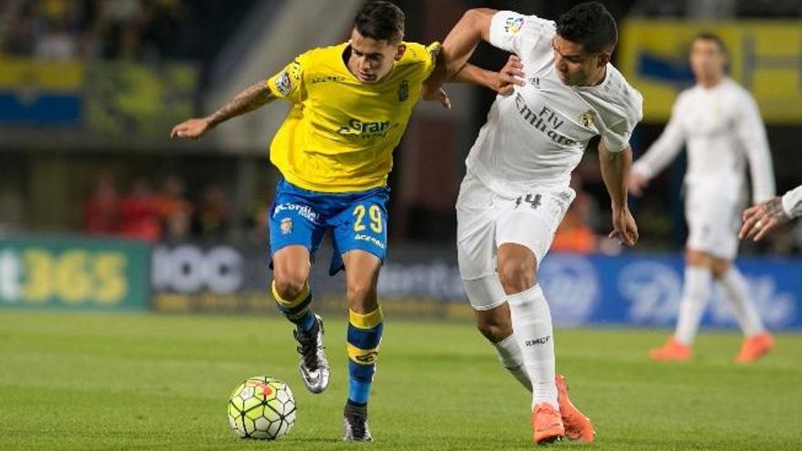 Nili controla el balón ante Casemiro.